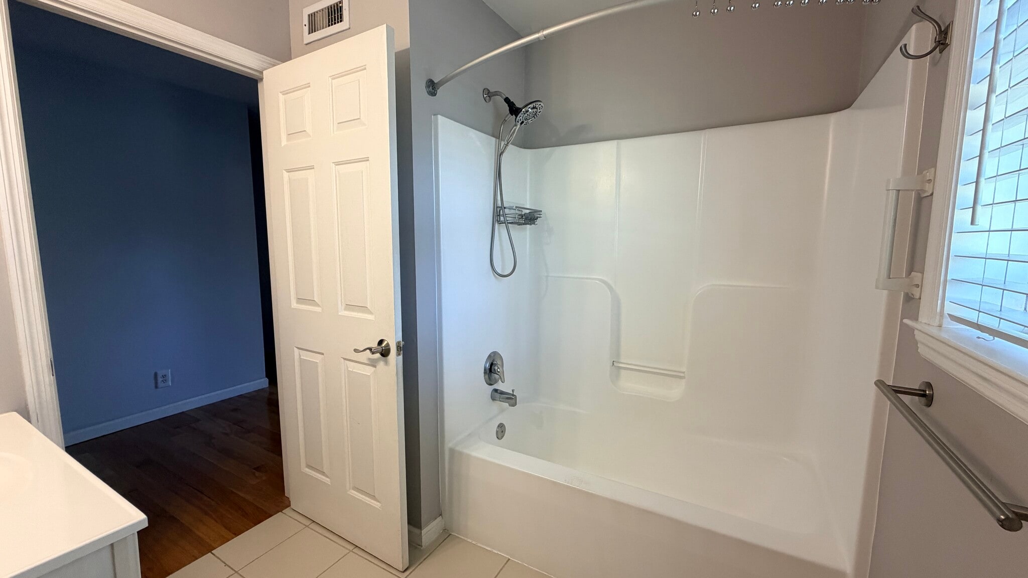 Bathroom 2 (Full) - 37A Cheever St