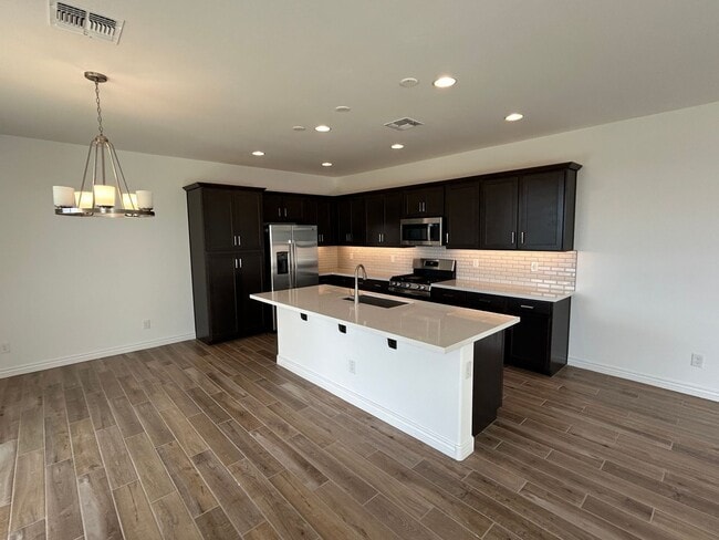 Building Photo - 14391 W Sand Hills Rd