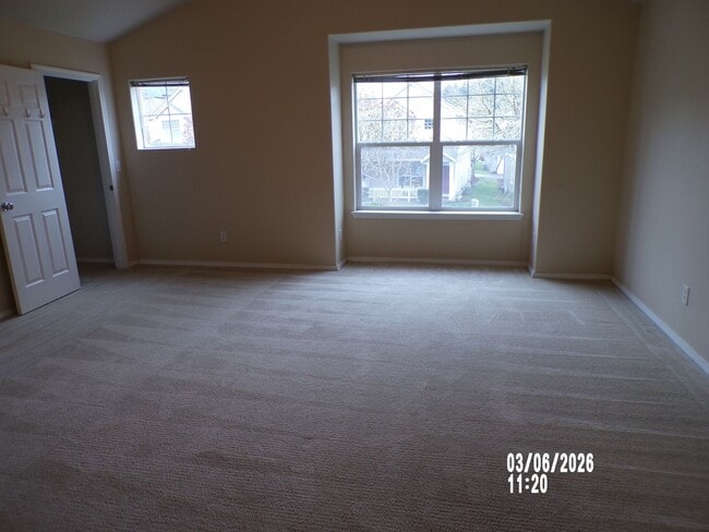 Building Photo - Newly remodeled Meadows Townhome