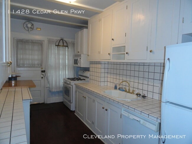 Building Photo - Upscale Cedar Glen Cleveland Condo