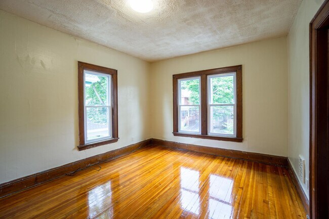 Building Photo - Spacious 5 Bed/2 Bath Single Family Home W...