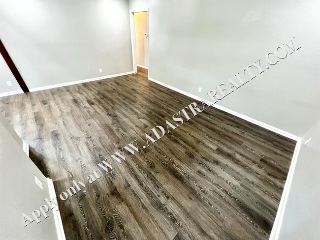 Building Photo - Spacious Shawnee Duplex-Available NOW!!