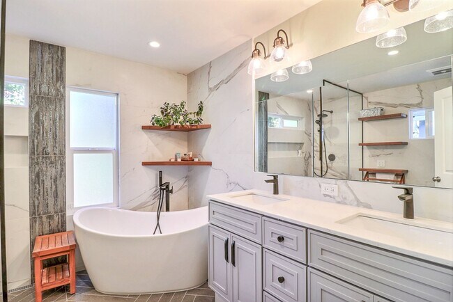 Building Photo - Stunning East Richmond Heights Home!