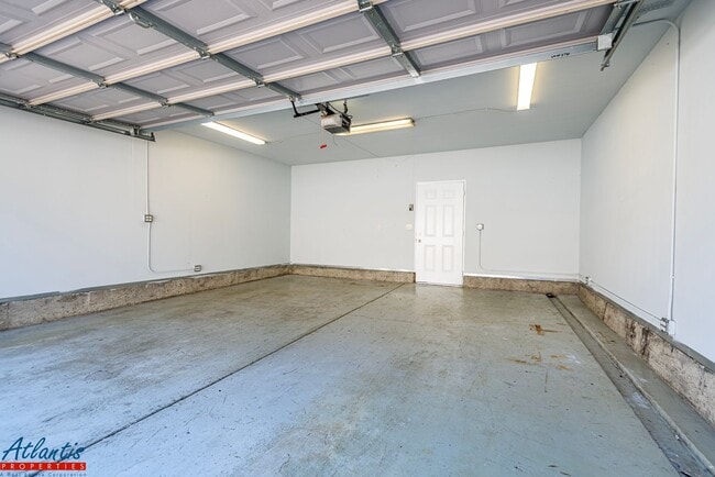 Building Photo - Lovely Townhouse | Remodeled | Private Patio