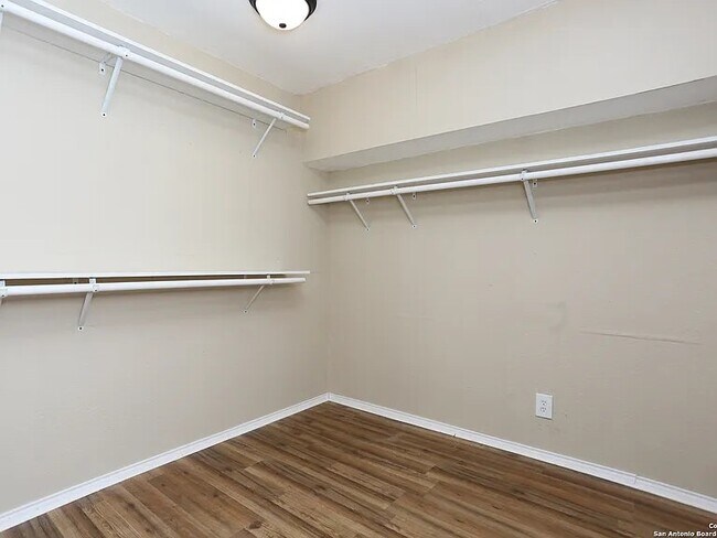 Building Photo - 2623 Irwin Dr