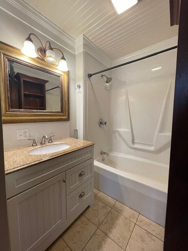 Building Photo - 25 S Onota St