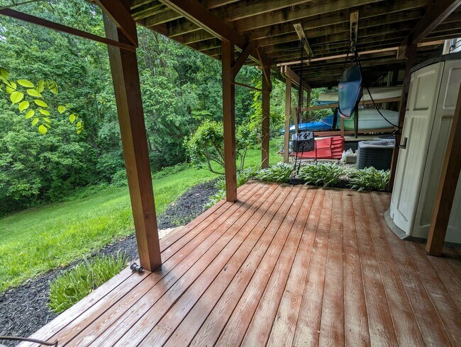 Building Photo - Beautiful 3 level END UNIT townhouse that ...