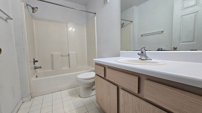 Building Photo - Spacious 2 Bed, 2 Bath Condo in Gated Comm...