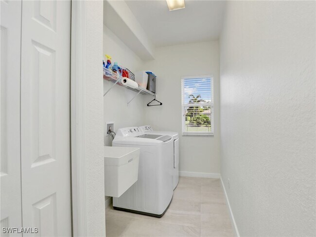Building Photo - 8845 Lely Island Cir