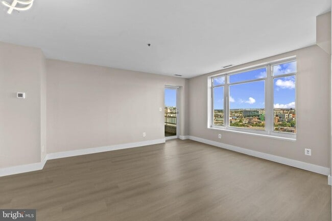 Building Photo - 100 Harborview Dr