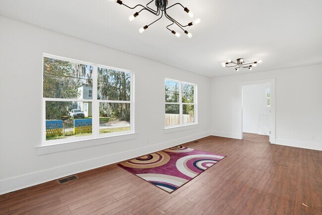 Building Photo - Beautiful Victorian Home for Lease in the Heart of Savannah