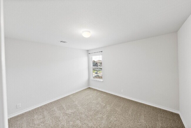 Building Photo - Spacious 5-Bedroom Rental on Oversized Cor...