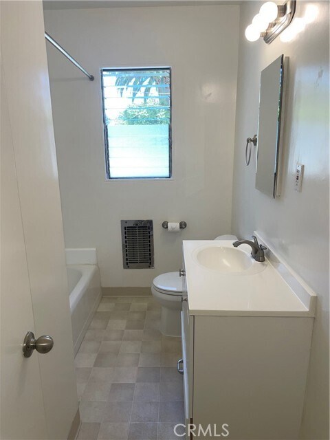 Building Photo - 630 San Vicente Blvd