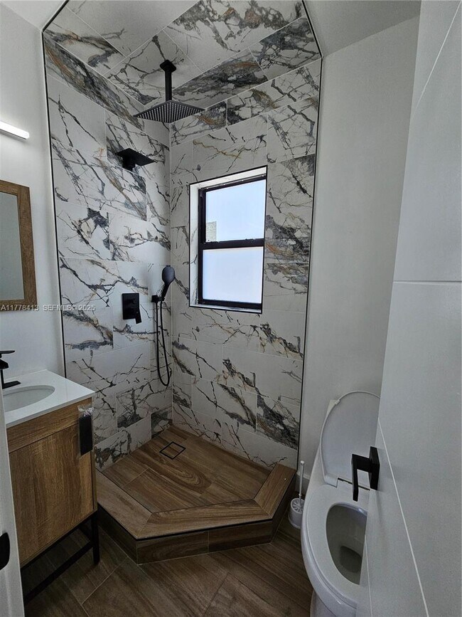 Building Photo - 1946 Pierce St