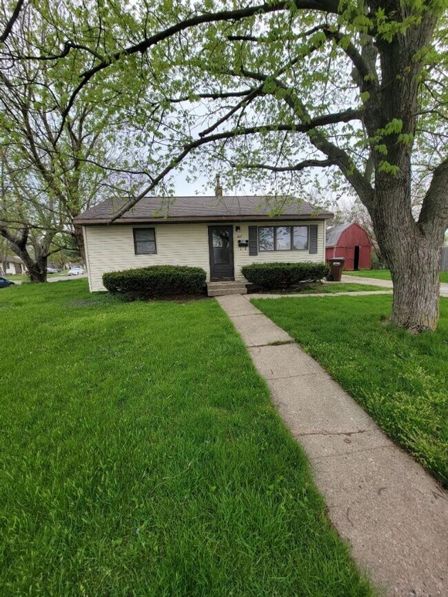 Building Photo - 2 Bedroom Ranch Home in Fairborn - Just Re...
