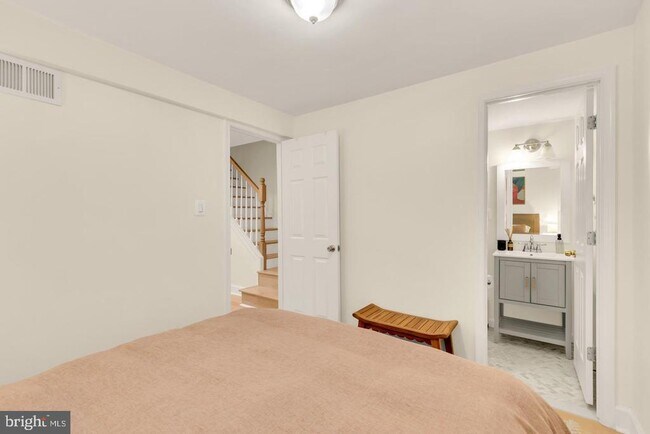 Building Photo - 2536 S Walter Reed Dr