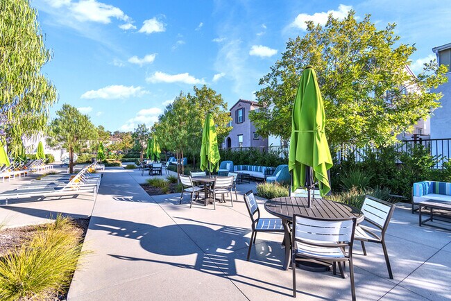 Building Photo - Light and bright 4 bedroom 3 bath beauty i...