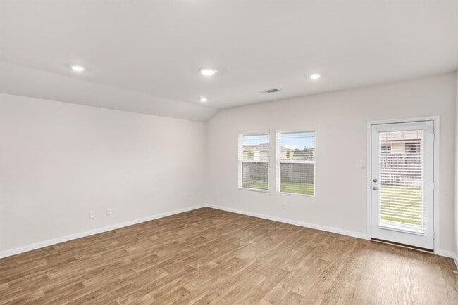 Building Photo - 1421 Havelock Wy