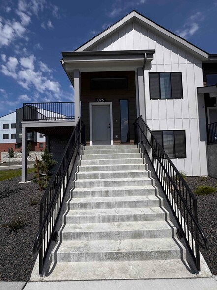 Building Photo - 896 E RR Ave