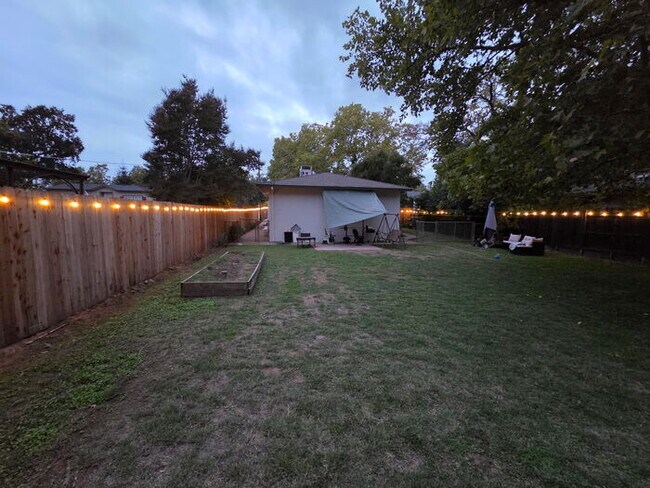 Building Photo - 3 bed 1 bath Duplex with garage and private yard