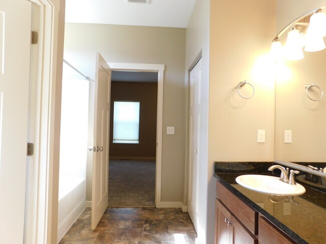 Building Photo - 631 Fox Den Trail