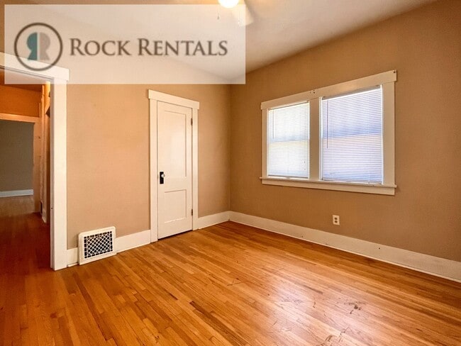 Building Photo - 2 Bed 1 Bath with Hardwood floors