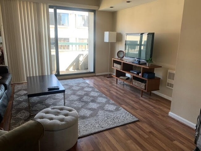 Building Photo - Beautifully Updated and Furnished 1BR Cond...