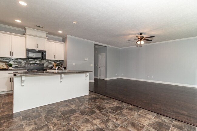 Building Photo - Large 3 bedroom (plus bonus), 2 1/2 bath home in Canterbury Farms!