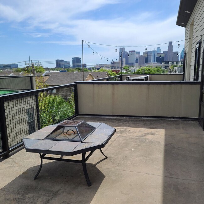 Building Photo - Spacious 3-Story Townhouse With Rooftop De...