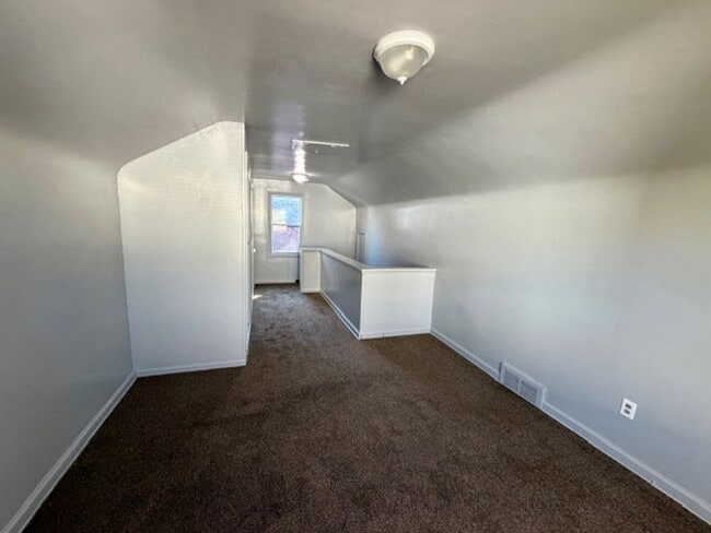 Building Photo - 3 Bedroom 1 1/2 Welcome Section 8