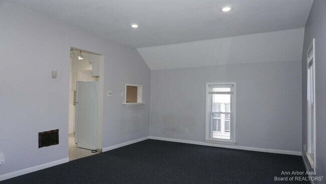 Building Photo - 207 W Henry St