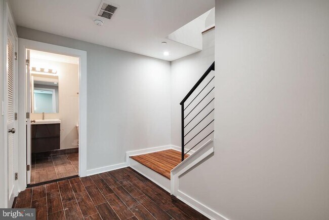 Building Photo - 1512 S 25th St