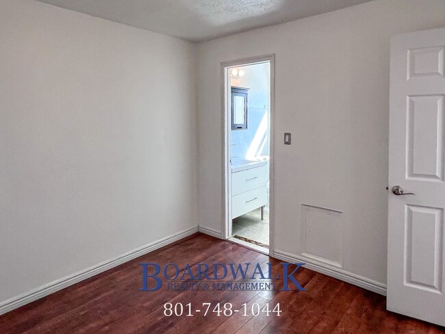 Building Photo - Beautiful Top Floor University Condo with ...