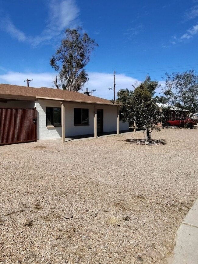 Building Photo - Modern Living!  3 bedroom, 2 Bath!    Mother-in-Law Suite In Back for Rent as well!