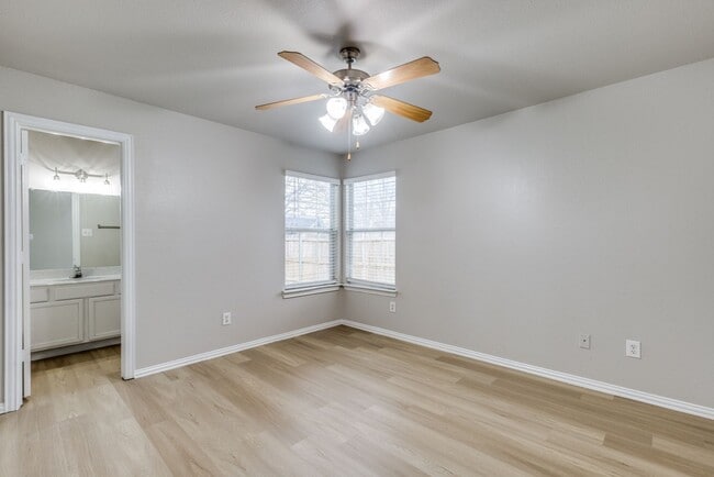 Building Photo - Southeast Dallas 3-Bed Home with New Featu...