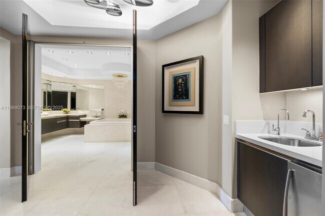 Building Photo - 7133 Fisher Island Dr