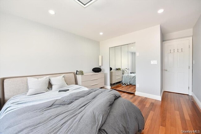 Building Photo - 320 E Shore Rd