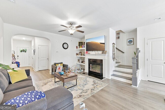 Building Photo - 5811 Calle Vis Dr