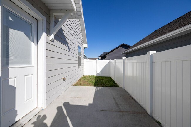 Building Photo - Newer 2 bedroom condo for rent!