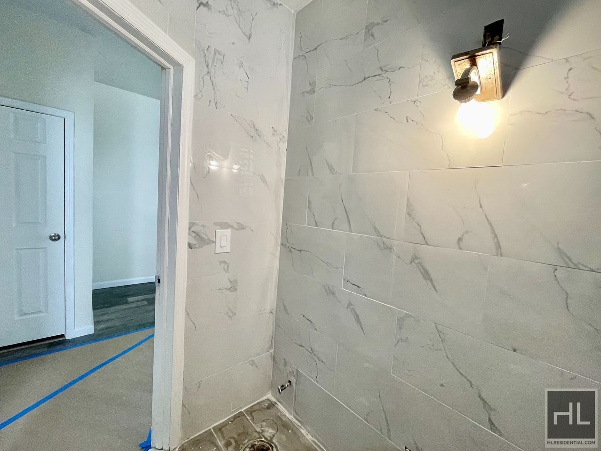 Building Photo - 34 AVENUE 2.5 bedroom includes heat and hot water