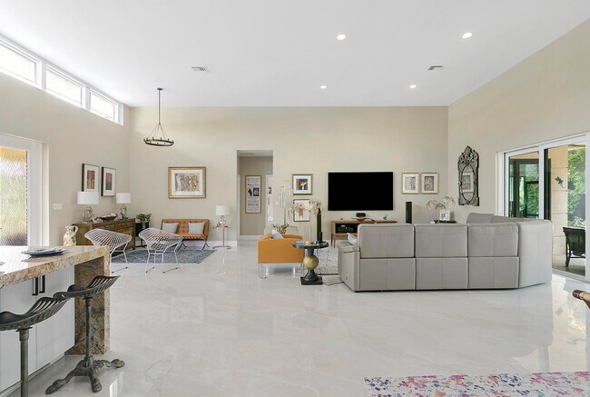 Building Photo - 2701 NE 2nd Ave