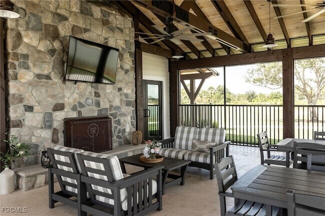 Building Photo - 15275 Grn Acrs Ave