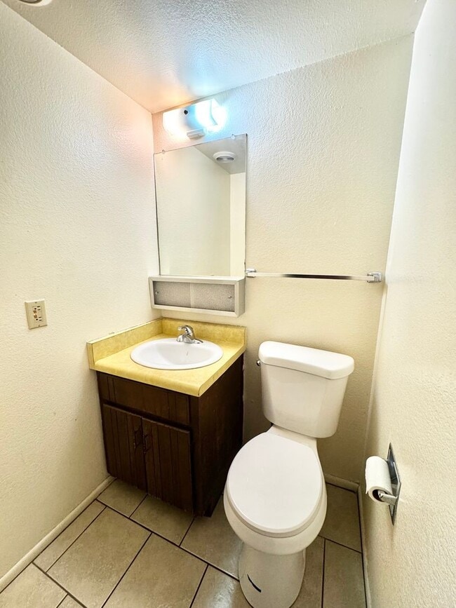 Building Photo - Two story unit move-in ready