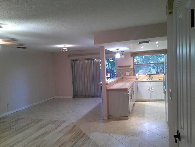 Building Photo - 4291 Coral Springs Dr