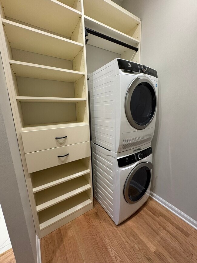 Building Photo - 600 S Dearborn St