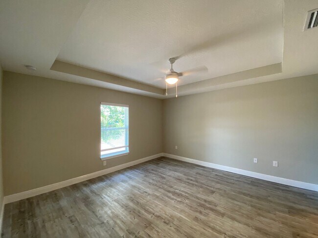 Building Photo - Custom Home - Desirable SE Ocala Neighborhood 3/2/2 **Won't Last**