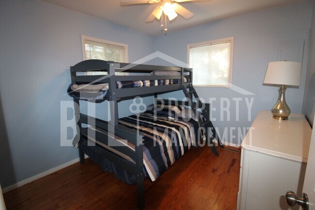 Building Photo - 12 Lakehaven Dr