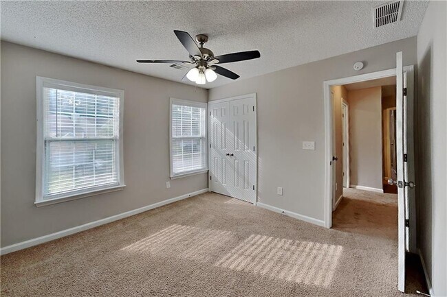 Building Photo - 596 Lullingstone Dr SE