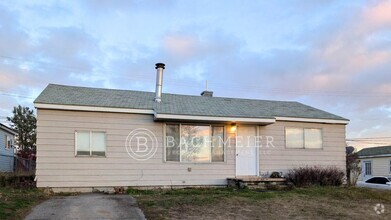 Building Photo - Charming 3-Bedroom Home with Spacious Back...