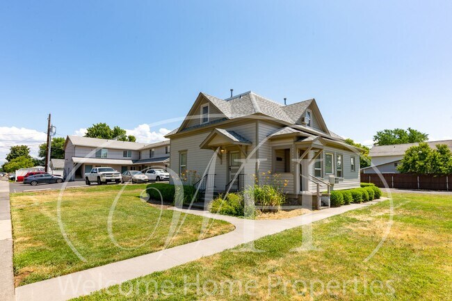 Building Photo - Spacious Attic Apartment Close to WWU